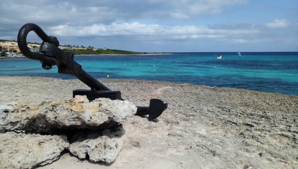 Punta Prima a zapomenutá kotva na nejjižnějším výběžku Menorcy - na neskutečné barvy moře nezapomente!