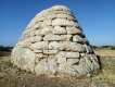 Naveta des Tudons je prehistorická hrobka z dob talayotské kultury. Na Menorce takových kamnných svědků dávné minulosti potkáme nepočítaně.