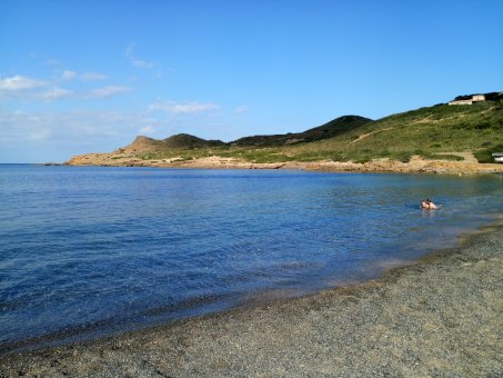 Kde jsou slunečníky, lehátka a davy lidí? Na Menorce a pláži Binimel-la je fakt nepotkáte. Zato hospoda nad pláží je živá až až - aby ne, když tam tak dobře vaří!