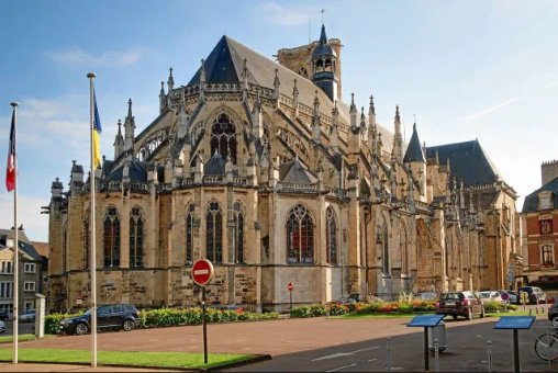 Katedrála v Auxerre je nádherná ze všech stran a úhlů.